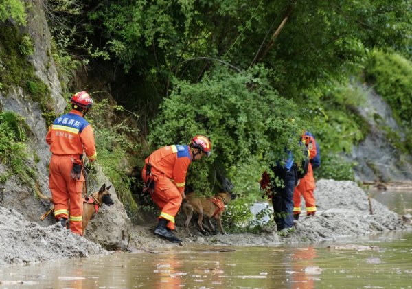 富裕配 四川丹巴发生泥石流4人失联 5批搜寻队搜寻近50个小时，目前仍未找到